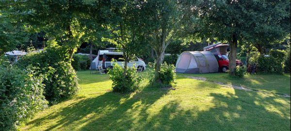 Familieveld kampeerplaatsen Camping Vlietland Natuurkampeerterrein